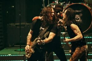 Extreme Steals the Show from Motley on the Carnival of Sins Tour